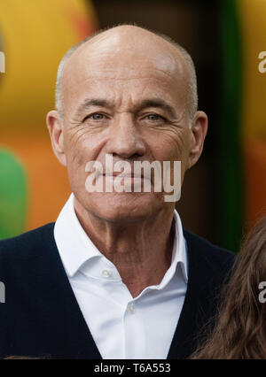 Cologne, Allemagne. Apr 30, 2019. Heiner Lauterbach, acteur, est à une séance photo pour le film 'petits-enfants pour les débutants' à un décor de cinéma. Credit : Henning Kaiser/dpa/Alamy Live News Banque D'Images