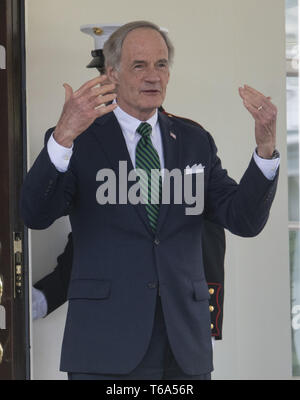 Washington, District de Columbia, Etats-Unis. Apr 30, 2019. Le sénateur américain Tom Carper (démocrate du Delaware) les gestes pour les journalistes après avoir rencontré le président américain, Donald J. Crédit : ZUMA Press, Inc./Alamy Live News Banque D'Images