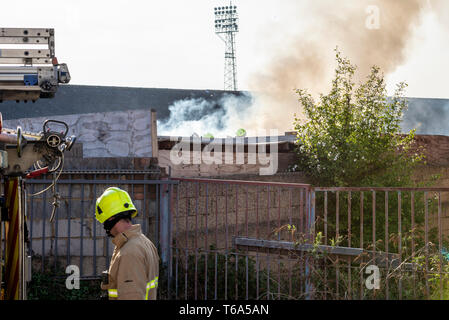 Service d'incendie d'Essex ont participé avec succès à un incendie qui a éclaté juste après 17h20 dans une zone de stockage à la gauche de l'entrée au bar après du terrain de football de Southend United, Roots Hall. Palettes de gazon artificiel de l'ex-David Beckham Academy pris la lumière. La police a déclaré que le traitement de l'incendie comme délibéré. Aucun blessé n'a été signalé Banque D'Images