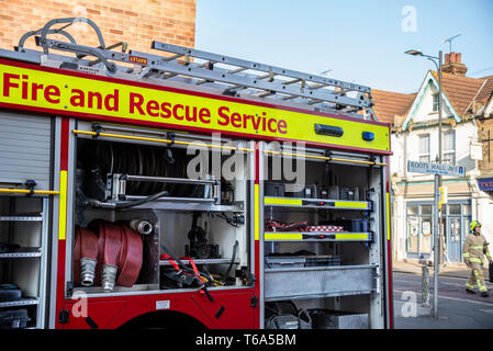 Service d'incendie d'Essex ont participé avec succès à un incendie qui a éclaté juste après 17h20 dans une zone de stockage à la gauche de l'entrée au bar après du terrain de football de Southend United, Roots Hall. Palettes de gazon artificiel de l'ex-David Beckham Academy pris la lumière. La police a déclaré que le traitement de l'incendie comme délibéré. Aucun blessé n'a été signalé Banque D'Images