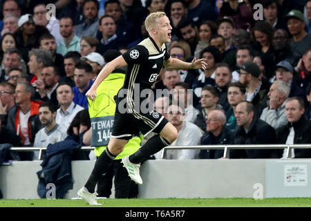 Londres, Royaume-Uni. 30 avr 2019. Le milieu de terrain Ajax Ajax Amélie van de Beek fête son but pendant le match de la Ligue des Champions entre l'Ajax d'Amsterdam et de Tottenham Hotspur à White Hart Lane, Londres, le mardi 30 avril 2019. (Crédit : Jon Bromley | MI News) Credit : MI News & Sport /Alamy Live News Banque D'Images