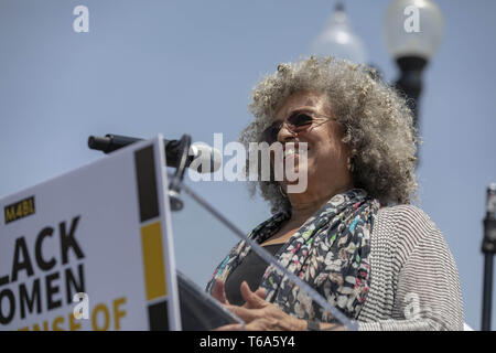 Washington, District de Columbia, Etats-Unis. Apr 30, 2019. Angela Davis parle militant au cours d'une conférence de presse devant le Capitole à Washington, DC Le 30 avril 2019. Plusieurs membres du Congrès ont assisté à l'événement et s'est prononcé contre les tweets récents par le Président Donald Trump qui a attaqué Rep. Ilhan Omar. Crédit : Alex Edelman/CNP Crédit : Alex Edelman/CNP/ZUMA/Alamy Fil Live News Banque D'Images