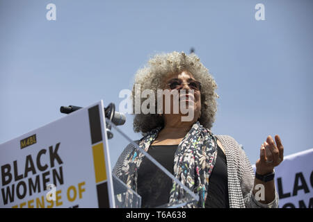 Washington, District de Columbia, Etats-Unis. Apr 30, 2019. Angela Davis parle militant au cours d'une conférence de presse devant le Capitole à Washington, DC Le 30 avril 2019. Plusieurs membres du Congrès ont assisté à l'événement et s'est prononcé contre les tweets récents par le Président Donald Trump qui a attaqué Rep. Ilhan Omar. Crédit : Alex Edelman/CNP Crédit : Alex Edelman/CNP/ZUMA/Alamy Fil Live News Banque D'Images