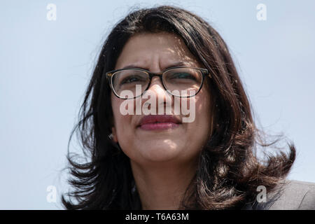 Tlaib Rashida représentant des États-Unis, le démocrate du Michigan, prend la parole lors d'une conférence de presse devant le Capitole à Washington, DC Le 30 avril 2019. Plusieurs membres du Congrès ont assisté à l'événement et s'est prononcé contre les tweets récents par le Président Donald Trump qui a attaqué Rep. Ilhan Omar. Crédit : Alex Edelman/CNP | conditions dans le monde entier Banque D'Images