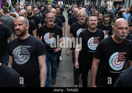 Londres, Royaume-Uni. 30 avril 2019. London Gay Men's Chorus se joint aux survivants de l'attentat à l'amiral Duncan, familles et amis des victimes et la communauté LGBTQ à l'extérieur de l'Admiral Duncan pub dans Old Compton Street, Soho, pour marquer 20 années écoulées depuis l'attaque. Trois personnes ont été tuées et 79 blessées lorsqu'une bombe remplie de jusqu'à 1 500 4-inch nails a explosé par un néo-nazi à l'Admiral Duncan le 30 avril 1999. Credit : Mark Kerrison/Alamy Live News Banque D'Images