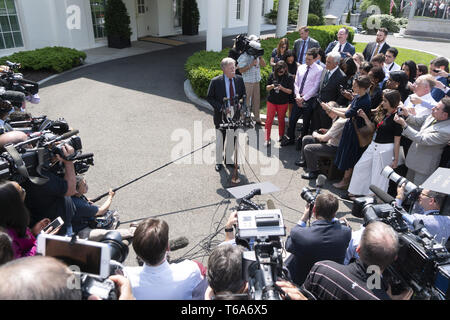 Washington, District de Columbia, Etats-Unis. Apr 30, 2019. Le conseiller à la sécurité nationale des États-Unis, John Bolton s'est adressé aux journalistes le mardi comme règles chaos dans les rues du Venezuela, il a mis en avant trois principaux collaborateurs pour le président vénézuélien Nicolas Maduro a déclaré qu'il doit faire bon sur les engagements qu'ils ont pris à l'opposition pour une transition paisible loin de Maduro. Le 30 avril 2019 Credit : Douglas Christian/ZUMA/Alamy Fil Live News Banque D'Images