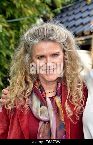 Cologne, Allemagne. Apr 30, 2019. L'actrice Barbara Sukova, tourné sur le tournage du film 'petits-enfants pour les débutants'. Credit : Horst Galuschka/dpa/Alamy Live News Banque D'Images