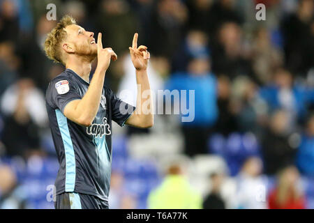 Birkenhead, UK. Apr 30, 2019. Adam Thompson de Bury célèbre son équipe gagnante de la promotion à la League One à la fin de la partie. L'EFL Skybet ligue de football match Tranmere Rovers, deux v Bury FC à Prenton Park, Birkenhead, Wirral, le mardi 30 avril 2019. Cette image ne peut être utilisé qu'à des fins rédactionnelles. Usage éditorial uniquement, licence requise pour un usage commercial. Aucune utilisation de pari, de jeux ou d'un seul club/ligue/dvd publications.pic par Chris Stading/Andrew Orchard la photographie de sport/Alamy Live News Banque D'Images