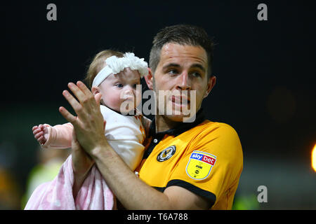 Newport, Royaume-Uni. Apr 30, 2019. Matthew Dolan du comté de Newport sur son équipe tour d'honneur après l'EFL Sky Bet League 2 Correspondance entre le comté de Newport et à Oldham Athletic Rodney Parade, Newport, Pays de Galles le 30 avril 2019. Photo par Dave Peters. Usage éditorial uniquement, licence requise pour un usage commercial. Aucune utilisation de pari, de jeux ou d'un seul club/ligue/dvd publications. Credit : UK Sports Photos Ltd/Alamy Live News Banque D'Images