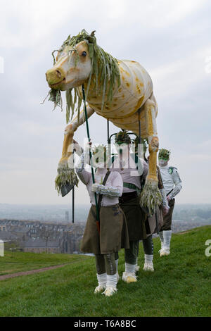 Edinburgh, Ecosse, Royaume-Uni. 30 avril, 2019. Beltane Fire Festival marque le début de l'été, le mardi 30 avril avec un spectacle de feu, théâtre immersif, de tambours, de peinture du corps, et des costumes élaborés. Décrit par certains comme la cité médiévale Burning Man, cette alternative peut Day celebration réinvente l'ancienne fête celtique avec environ 300 artistes bénévoles pour des milliers de spectateurs du monde entier sur le dessus de Calton Hill, à Édimbourg . Credit : Iain Masterton/Alamy Live News Banque D'Images