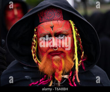 Edinburgh, Ecosse, Royaume-Uni. 30 avril, 2019. Beltane Fire Festival marque le début de l'été, le mardi 30 avril avec un spectacle de feu, théâtre immersif, de tambours, de peinture du corps, et des costumes élaborés. Décrit par certains comme la cité médiévale Burning Man, cette alternative peut Day celebration réinvente l'ancienne fête celtique avec environ 300 artistes bénévoles pour des milliers de spectateurs du monde entier sur le dessus de Calton Hill, à Édimbourg . Credit : Iain Masterton/Alamy Live News Banque D'Images