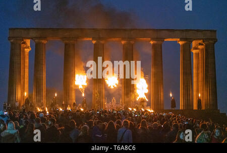 Edinburgh, Ecosse, Royaume-Uni. 30 avril, 2019. Beltane Fire Festival marque le début de l'été, le mardi 30 avril avec un spectacle de feu, théâtre immersif, de tambours, de peinture du corps, et des costumes élaborés. Décrit par certains comme la cité médiévale Burning Man, cette alternative peut Day celebration réinvente l'ancienne fête celtique avec environ 300 artistes bénévoles pour des milliers de spectateurs du monde entier sur le dessus de Calton Hill, à Édimbourg . Credit : Iain Masterton/Alamy Live News Banque D'Images