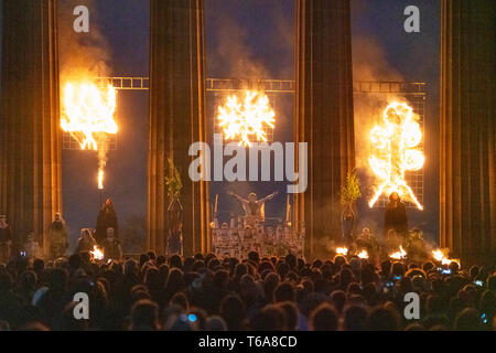 Edinburgh, Ecosse, Royaume-Uni. 30 avril, 2019. Beltane Fire Festival marque le début de l'été, le mardi 30 avril avec un spectacle de feu, théâtre immersif, de tambours, de peinture du corps, et des costumes élaborés. Décrit par certains comme la cité médiévale Burning Man, cette alternative peut Day celebration réinvente l'ancienne fête celtique avec environ 300 artistes bénévoles pour des milliers de spectateurs du monde entier sur le dessus de Calton Hill, à Édimbourg . Credit : Iain Masterton/Alamy Live News Banque D'Images