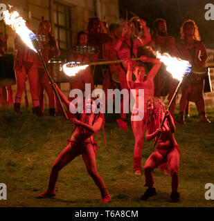 Edinburgh, Ecosse, Royaume-Uni. 30 avril, 2019. Beltane Fire Festival marque le début de l'été, le mardi 30 avril avec un spectacle de feu, théâtre immersif, de tambours, de peinture du corps, et des costumes élaborés. Décrit par certains comme la cité médiévale Burning Man, cette alternative peut Day celebration réinvente l'ancienne fête celtique avec environ 300 artistes bénévoles pour des milliers de spectateurs du monde entier sur le dessus de Calton Hill, à Édimbourg . Credit : Iain Masterton/Alamy Live News Banque D'Images