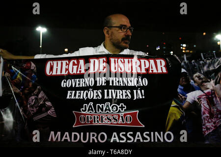 Sao Paulo, Brésil. Apr 30, 2019. Manifestation de soutien pour Juan Guaido à Sao Paulo - Les partisans de l'auto-proclamé Président par intérim du Venezuela, Juan Guaido ont organisé une manifestation le soir de ce mardi, 30e, en face de MASP, à l'Avenue Paulista à Sao Paulo, la loi a été libellée de la liberté et de l'opération a été cité dans d'autres pays selon les organisateurs. Ils demandent le départ du président Nicolas Maduro. Credit : AGIF/Alamy Live News Banque D'Images