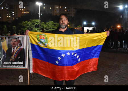 Sao Paulo, Brésil. Apr 30, 2019. Agir en soutien de Juan Guaidó, organisé par Vénézueliens vivant au Brésil, dans la nuit de ce mardi (30) à Av. Paulista, à São Paulo. (Photo : Roberto Casimiro/Fotoarena) Crédit : Foto Arena LTDA/Alamy Live News Banque D'Images