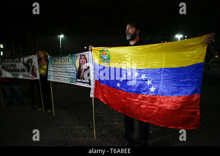 Sao Paulo, Brésil. Apr 30, 2019. Manifestation de soutien pour Juan Guaido à Sao Paulo - Les partisans de l'auto-proclamé Président par intérim du Venezuela, Juan Guaido ont organisé une manifestation le soir de ce mardi, 30e, en face de MASP, à l'Avenue Paulista à Sao Paulo, la loi a été libellée de la liberté et de l'opération a été cité dans d'autres pays selon les organisateurs. Ils demandent le départ du président Nicolas Maduro. Credit : AGIF/Alamy Live News Banque D'Images