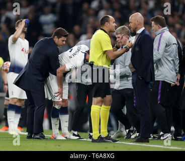 Londres, Royaume-Uni. Apr 30, 2019. Jan Vertonghen (3L) de Tottenham Hotspur quitte le terrain blessées lors durant la première demi-finale de la Ligue des Champions de football match de jambe entre Tottenham Hotspur et Ajax à la Tottenham Hotspur Stadium à Londres, Angleterre le 30 avril 2019. Ajax a gagné 1-0. Credit : Han Yan/Xinhua/Alamy Live News Banque D'Images