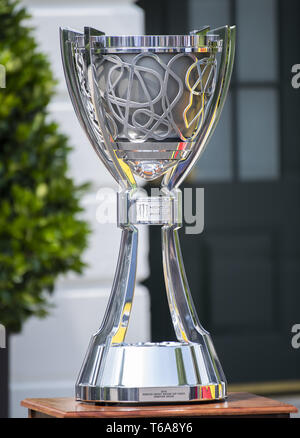 Washington, District de Columbia, Etats-Unis. Apr 30, 2019. NASCAR Cup series Monster Energy Trophy appartenant au champion de la Coupe NASCAR 2018 Joey Logano sur l'affichage comme Président des Etats-Unis, Donald J. Trump se félicite de Logano sur la pelouse Sud de la Maison Blanche à Washington, DC Le 30 avril 2019. Credit : Ron Sachs/CNP Crédit : Ron Sachs/CNP/ZUMA/Alamy Fil Live News Banque D'Images