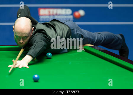 Sheffield. Apr 30, 2019. L'Angleterre Gary Wilson fait concurrence au cours de la première session de son match de quart de finale contre l'Angleterre Ali Carter à World Snooker Championship 2019 à Sheffield, Angleterre le 30 avril 2019. Crédit : Jon Super/Xinhua/Alamy Live News Banque D'Images