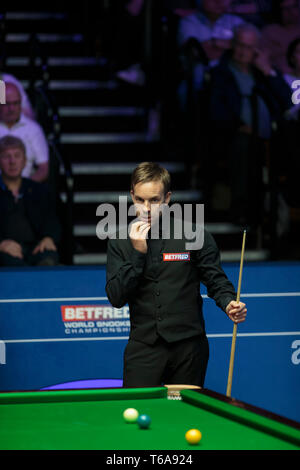 Sheffield. Apr 30, 2019. England's Ali Carter réagit au cours de la première session de son match de quart de finale contre l'Angleterre à Gary Wilson World Snooker Championship 2019 à Sheffield, Angleterre le 30 avril 2019. Crédit : Jon Super/Xinhua/Alamy Live News Banque D'Images