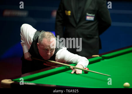 Sheffield. Apr 30, 2019. John Higgins l'Écosse fait concurrence au cours de la première session de son match de quart de finale contre l'Australie à Neil Robertson World Snooker Championship 2019 à Sheffield, Angleterre le 30 avril 2019. Crédit : Jon Super/Xinhua/Alamy Live News Banque D'Images