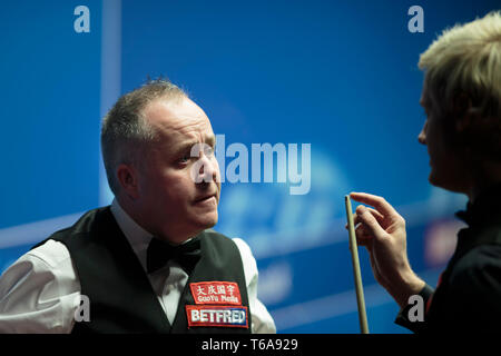 Sheffield. Apr 30, 2019. John Higgins l'Écosse (L) est à l'écoute de Neil Robertson au cours de la première session de leur quart de finale à World Snooker Championship 2019 à Sheffield, Angleterre le 30 avril 2019. Crédit : Jon Super/Xinhua/Alamy Live News Banque D'Images