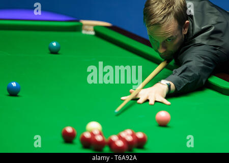 Sheffield. Apr 30, 2019. England's Ali Carter fait concurrence au cours de la première session de son match de quart de finale contre l'Angleterre à Gary Wilson World Snooker Championship 2019 à Sheffield, Angleterre le 30 avril 2019. Crédit : Jon Super/Xinhua/Alamy Live News Banque D'Images