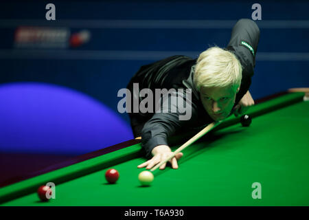 Sheffield. Apr 30, 2019. Neil Robertson de l'Australie est en concurrence au cours de la première session de son match de quart de finale contre l'Ecosse de John Higgins au World Snooker Championship 2019 à Sheffield, Angleterre le 30 avril 2019. Crédit : Jon Super/Xinhua/Alamy Live News Banque D'Images