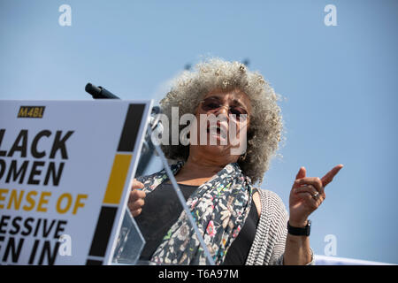 Angela Davis parle militant au cours d'une conférence de presse devant le Capitole à Washington, DC Le 30 avril 2019. Plusieurs membres du Congrès ont assisté à l'événement et s'est prononcé contre les tweets récents par le Président Donald Trump qui a attaqué Rep. Ilhan Omar. Crédit : Alex Edelman/CNP/MediaPunch Banque D'Images