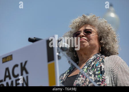 Angela Davis parle militant au cours d'une conférence de presse devant le Capitole à Washington, DC Le 30 avril 2019. Plusieurs membres du Congrès ont assisté à l'événement et s'est prononcé contre les tweets récents par le Président Donald Trump qui a attaqué Rep. Ilhan Omar. Crédit : Alex Edelman/CNP/MediaPunch Banque D'Images