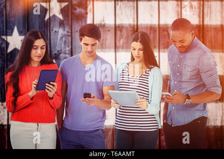 Image composite de jeunes créateurs à la recherche de téléphones portables et tablettes Banque D'Images