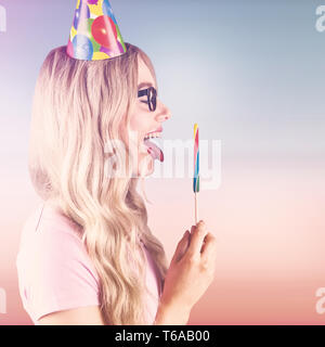 Composite image d'un beau hipster tenant une sucette géante Banque D'Images