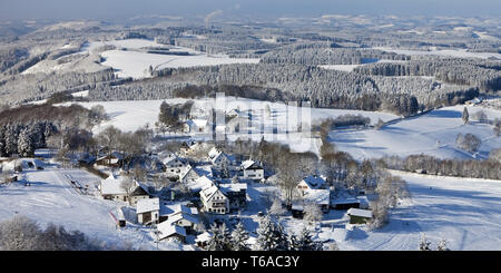 Dans un paysage de neige Méaudre de règlement, l'Allemagne, en Rhénanie du Nord-Westphalie, Rhénanie-Palatinat, Sundern Banque D'Images