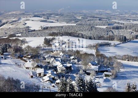 Dans un paysage de neige Méaudre de règlement, l'Allemagne, en Rhénanie du Nord-Westphalie, Rhénanie-Palatinat, Sundern Banque D'Images