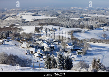 Dans un paysage de neige Méaudre de règlement, l'Allemagne, en Rhénanie du Nord-Westphalie, Rhénanie-Palatinat, Sundern Banque D'Images