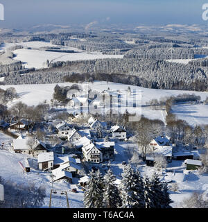 Dans un paysage de neige Méaudre de règlement, l'Allemagne, en Rhénanie du Nord-Westphalie, Rhénanie-Palatinat, Sundern Banque D'Images