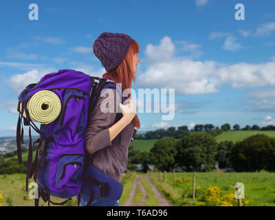 Image composite de vue latérale d'un hipster femme avec un sac de voyage Banque D'Images