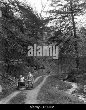 La famille va pour la moto et side-car, votre voyage en Pennsylvanie, ca. 1925. Banque D'Images