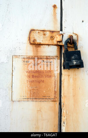 Un gros plan d'un cadenas sur une cabane de plage porte dans Lancing West Sussex Banque D'Images