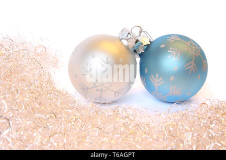 Deux boules de Noël et guirlandes d'or. Isolated on white Banque D'Images