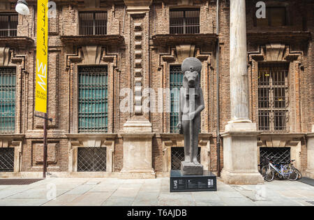 La statue à l'entrée du musée égyptien. Turin Banque D'Images