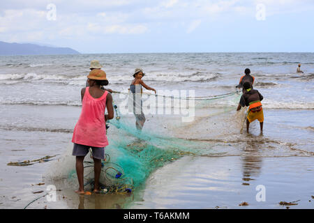 Pêche Les pêcheurs malgaches indigènes sur mer, Madagascar Banque D'Images