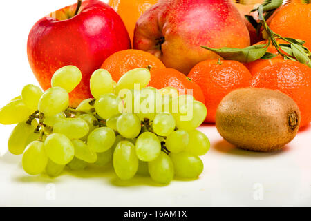 Juicy Fruit frais - grappes de raisins, mandarin, apple. Banque D'Images