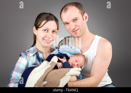 Portrait d'un jeune couple avec un petit garçon de trois mois Banque D'Images