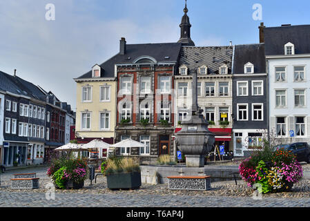 Place Saint Remacle, une place pavée de Stavelot dans les Ardennes belges. Banque D'Images