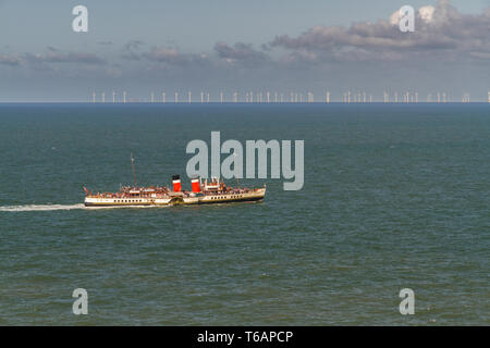 Galles - Bateau à Vapeur Waverley sur sunny day, éoliennes en mer en arrière-plan le 29 août 2018 au Royaume-Uni. Banque D'Images