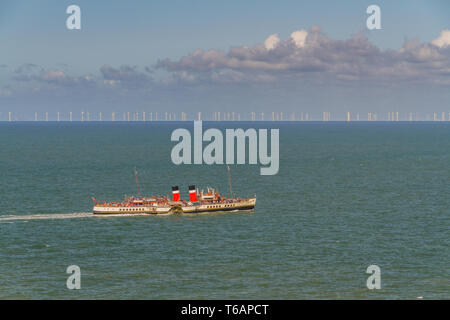 Galles - Bateau à Vapeur Waverley sur sunny day, éoliennes en mer en arrière-plan le 29 août 2018 au Royaume-Uni. Banque D'Images