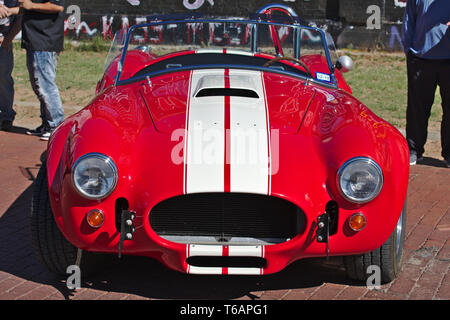 Lamesa, Texas USA - 20 Avril 2019 : une Ford Mustang Cobra rouge garée à la Porsche Club of America Meeting 'Cars et Café' dans Lamesa, TX. Banque D'Images