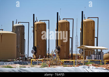 Comté de Midland, Texas USA - 21 Avril 2019 : séparateur de gaz réservoirs dans un réservoir de la batterie dans le bassin du Permian oilfield. Banque D'Images